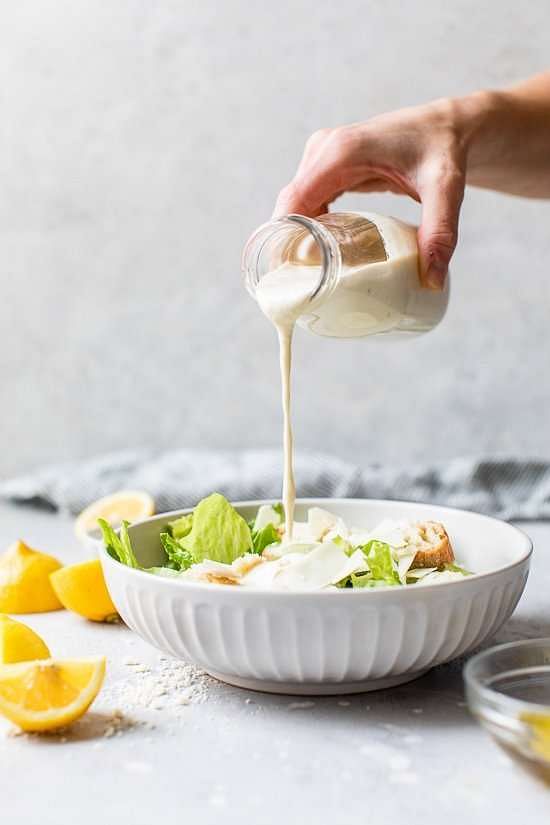 Condimento per insalata Caesar allo yogurt greco