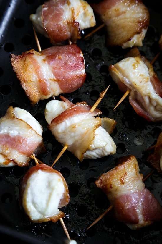 Bocconcini di pollo avvolti nel bacon della friggitrice ad aria