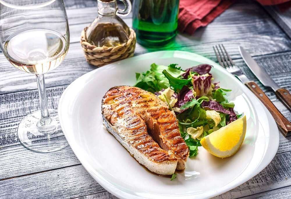La dieta chetogenica si basa sulla sostituzione dei carboidrati con i grassi per perdere peso e guadagnare energia.  Esistono molti tipi di frutti di mare e pesce che soddisfano le esigenze di cheto e hanno un buon sapore.  Ci concentreremo in particolare sui piatti di pesce qui.