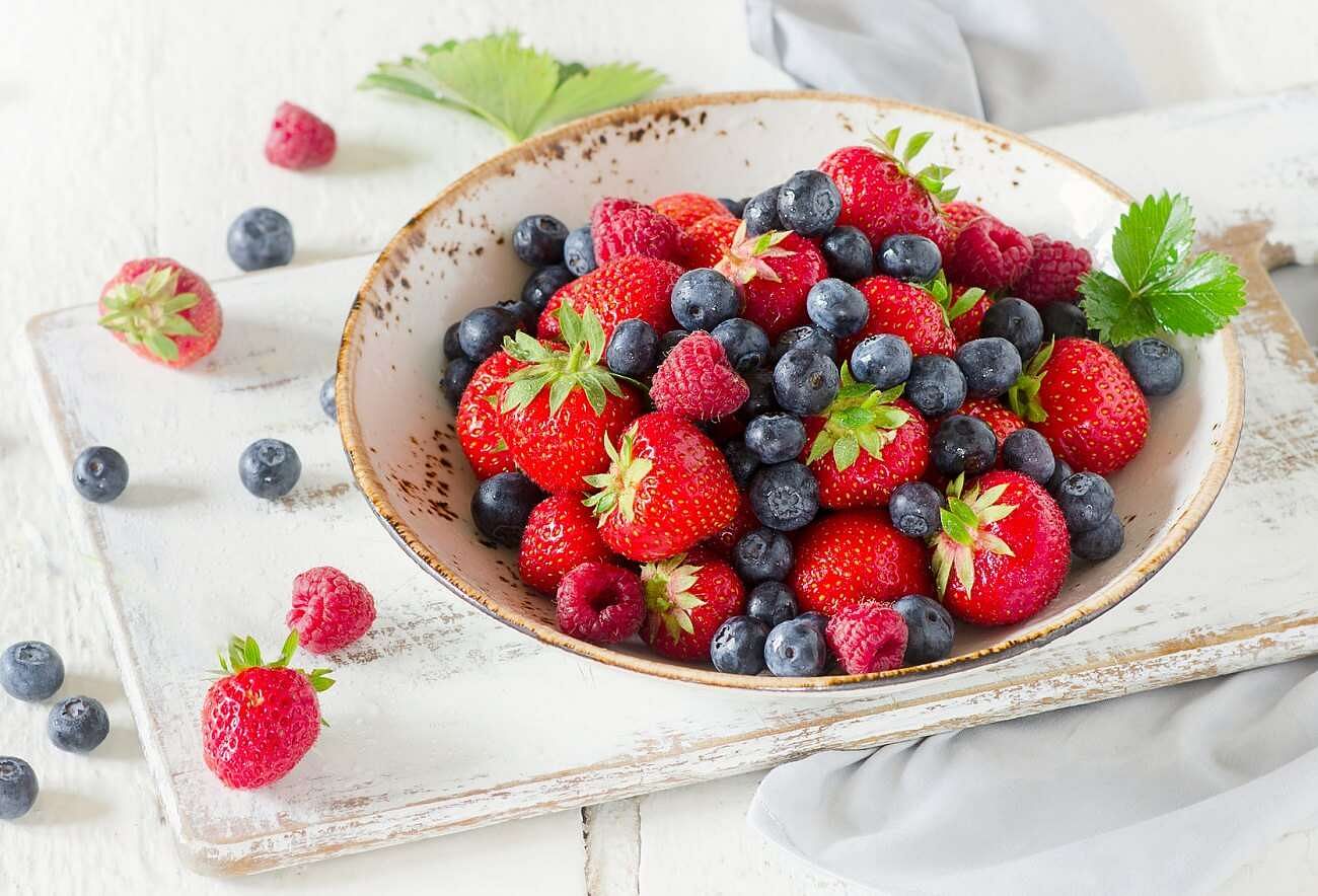 Nell’articolo di oggi scoprirai quali tipi di frutta sono adatti ad una dieta chetogenica e quali frutti è meglio tenere le mani lontane!