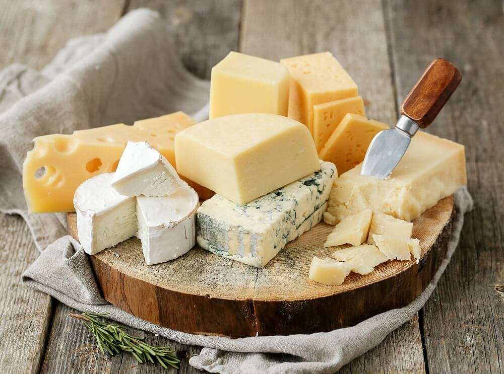 Oggi affronteremo il tema del formaggio.  Si adatta e, in caso affermativo, come si inserisce in una dieta chetogenica?